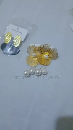 Gold Circle Earrings – Green Detail