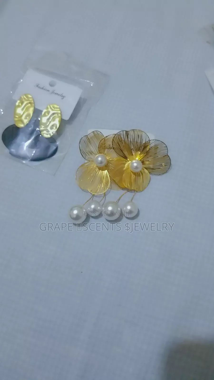 Gold Circle Earrings – Green Detail