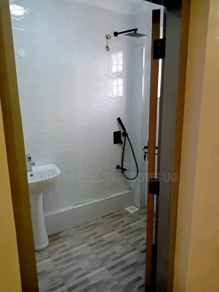 5bdrm Apartment in Gaba Estate, Central Division for rent