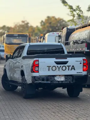 Toyota Hilux 2023 White