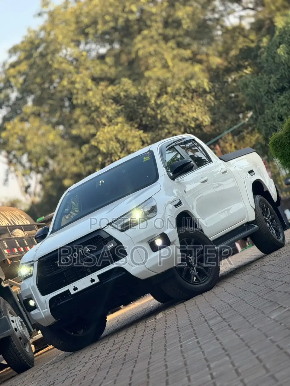 Toyota Hilux 2023 White