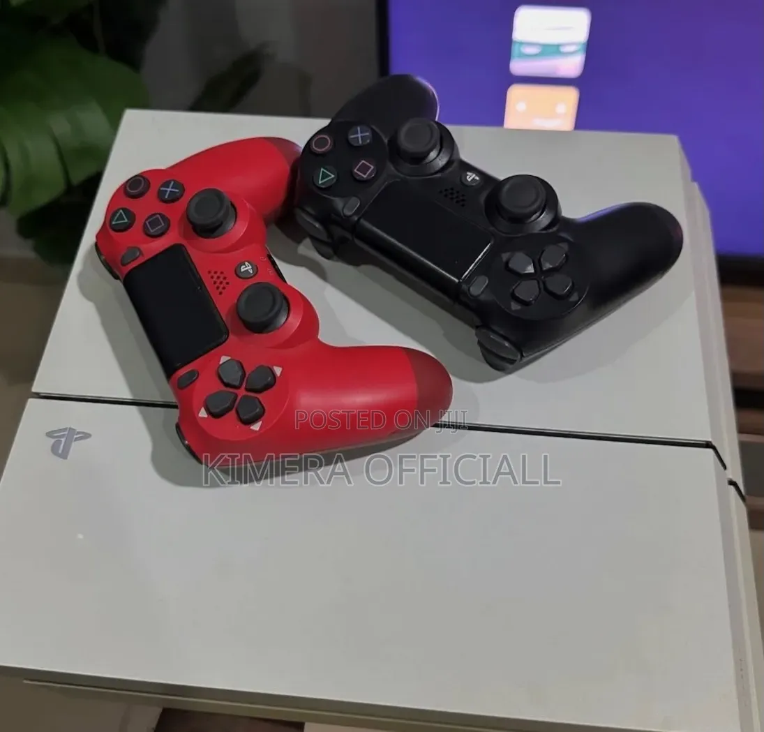 PlayStation Chipped PS4 Standard Console + 2 Pads 12 Games
