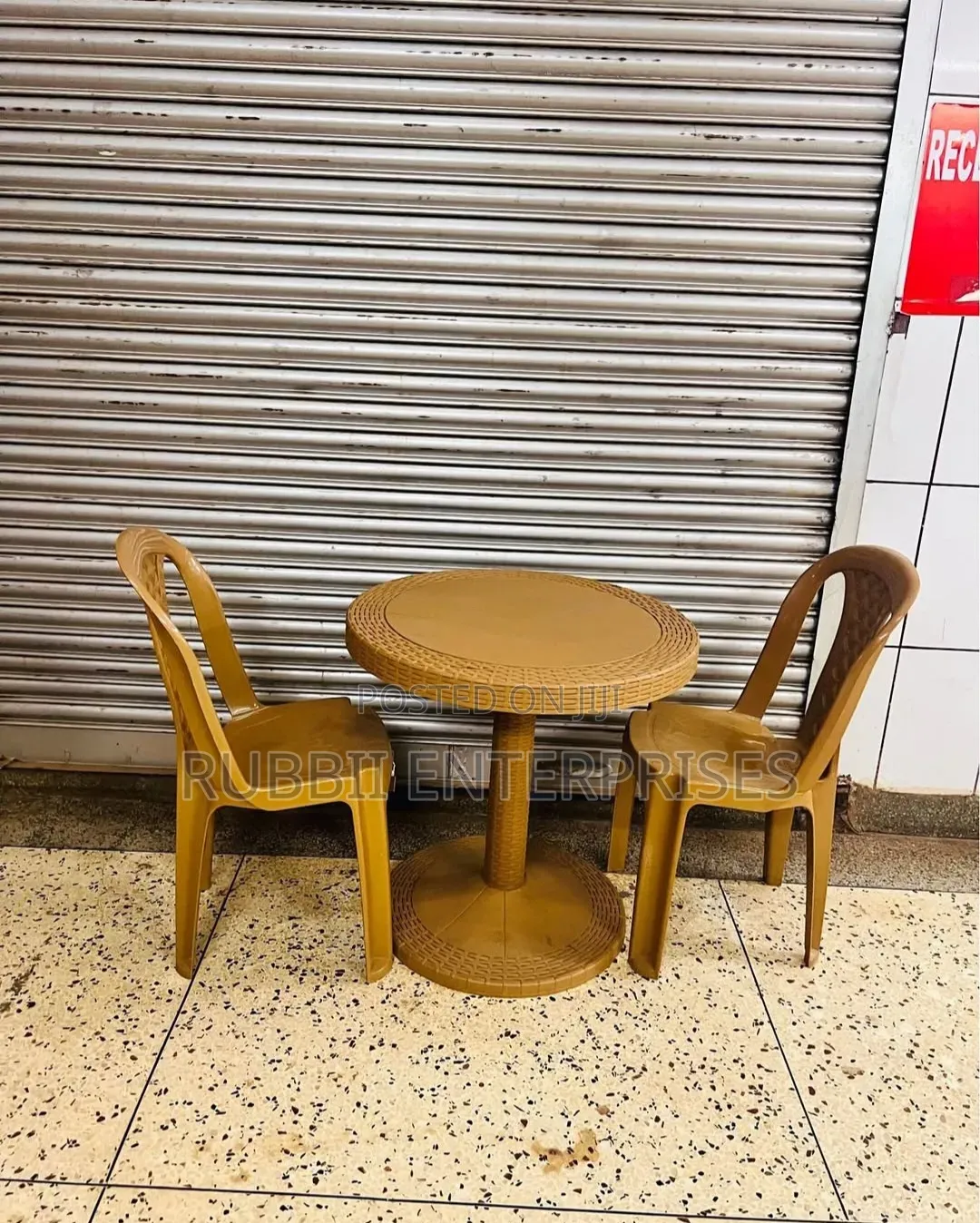 Round Table + 2 Armless Chair