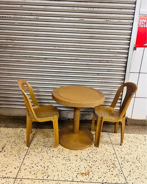 Round Table + 2 Armless Chair