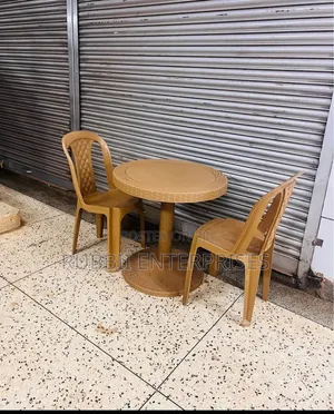 Round Table + 2 Armless Chair