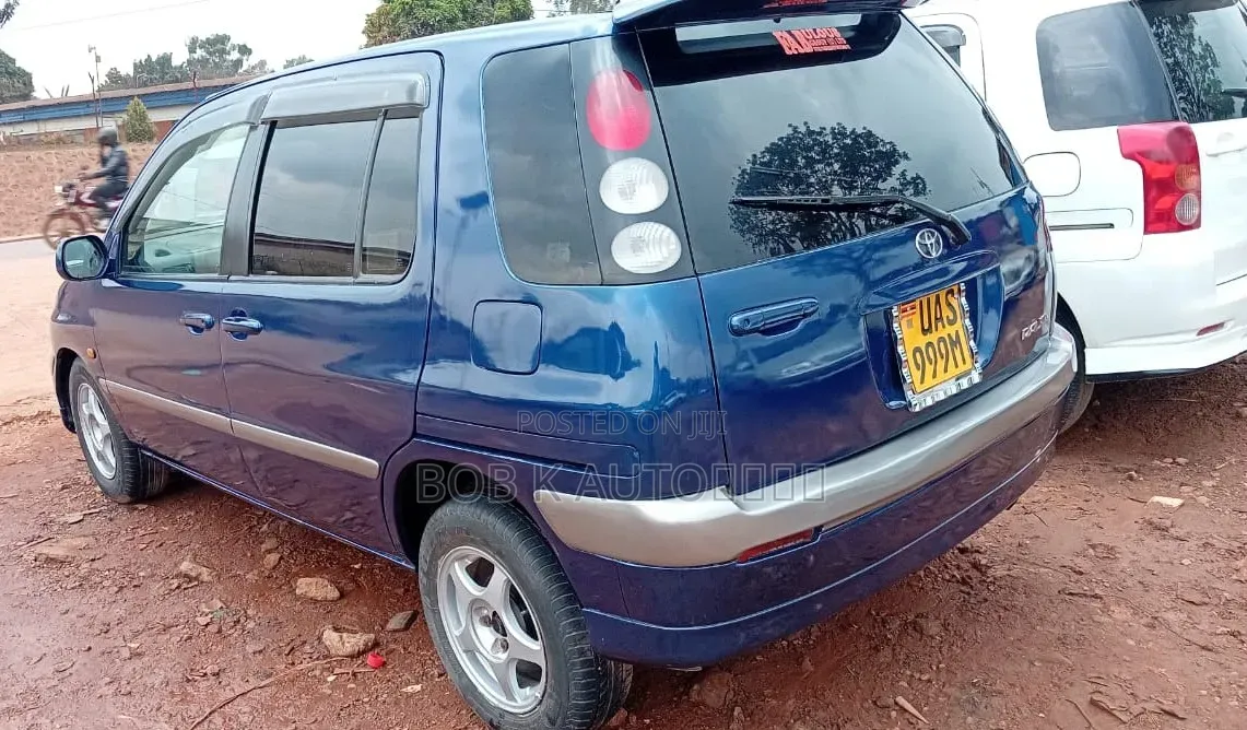Toyota Raum 2000 Blue