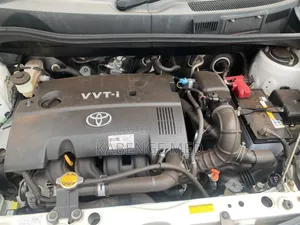 Toyota Sienta 2009 Silver