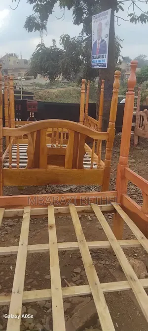 4by6 Wooden Bed in Good Condition Readily Available for Sale
