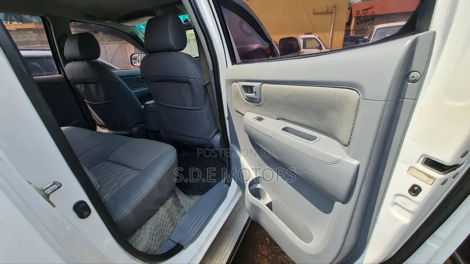 Toyota Hilux 2011 White
