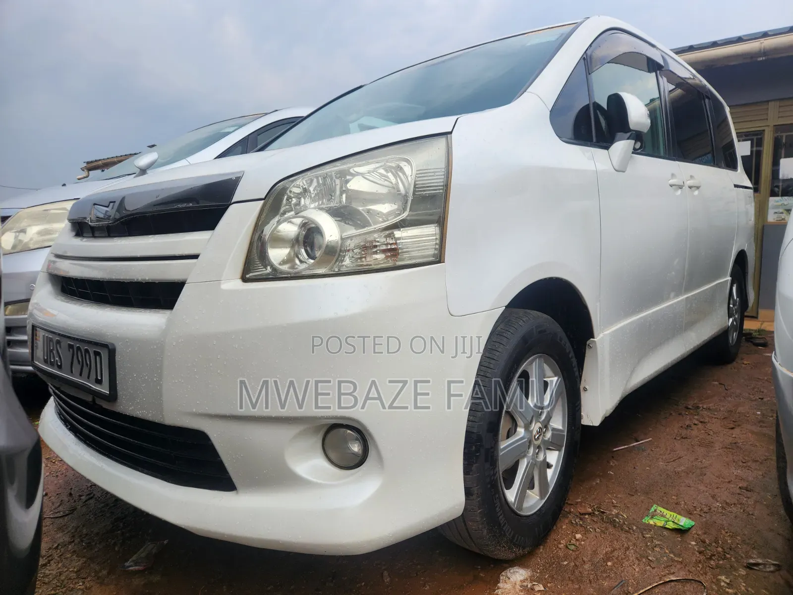 Toyota Noah 2010 White