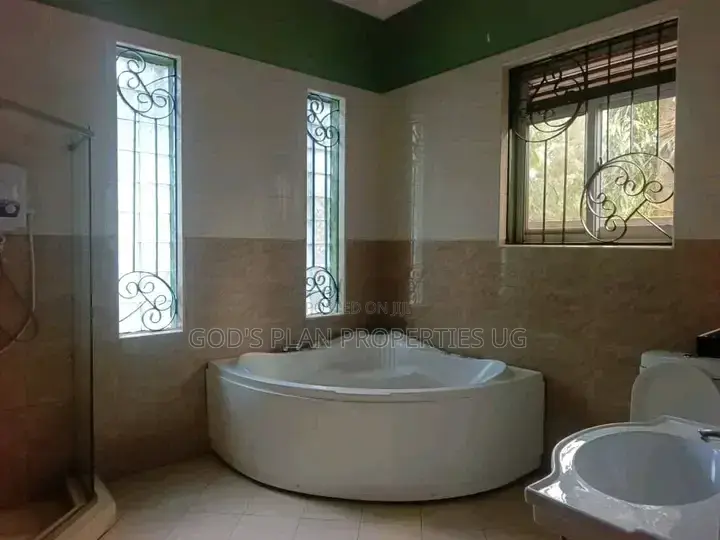 4bdrm Bungalow in Buziga Estate, Central Division for rent