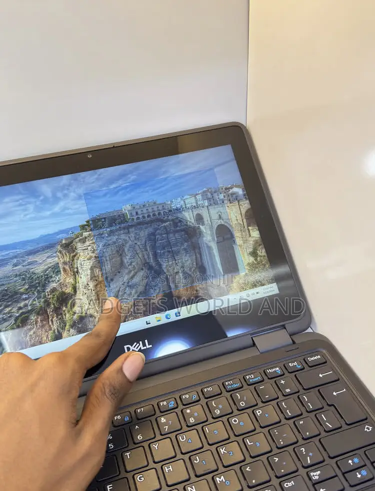 Laptop Dell Latitude 3190 2-in-1 4GB Intel Celeron SSD 128GB