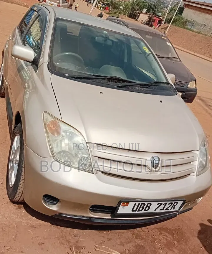 Toyota IST 2005 Gold