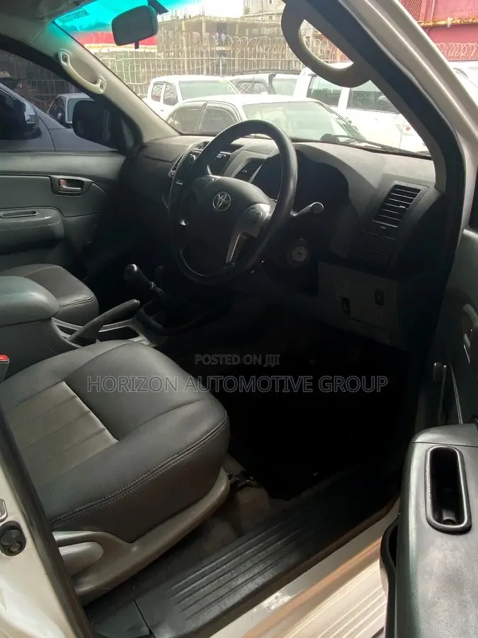 Toyota Hilux 2011 White