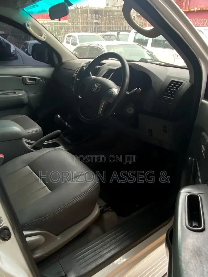 Toyota Hilux 2011 White