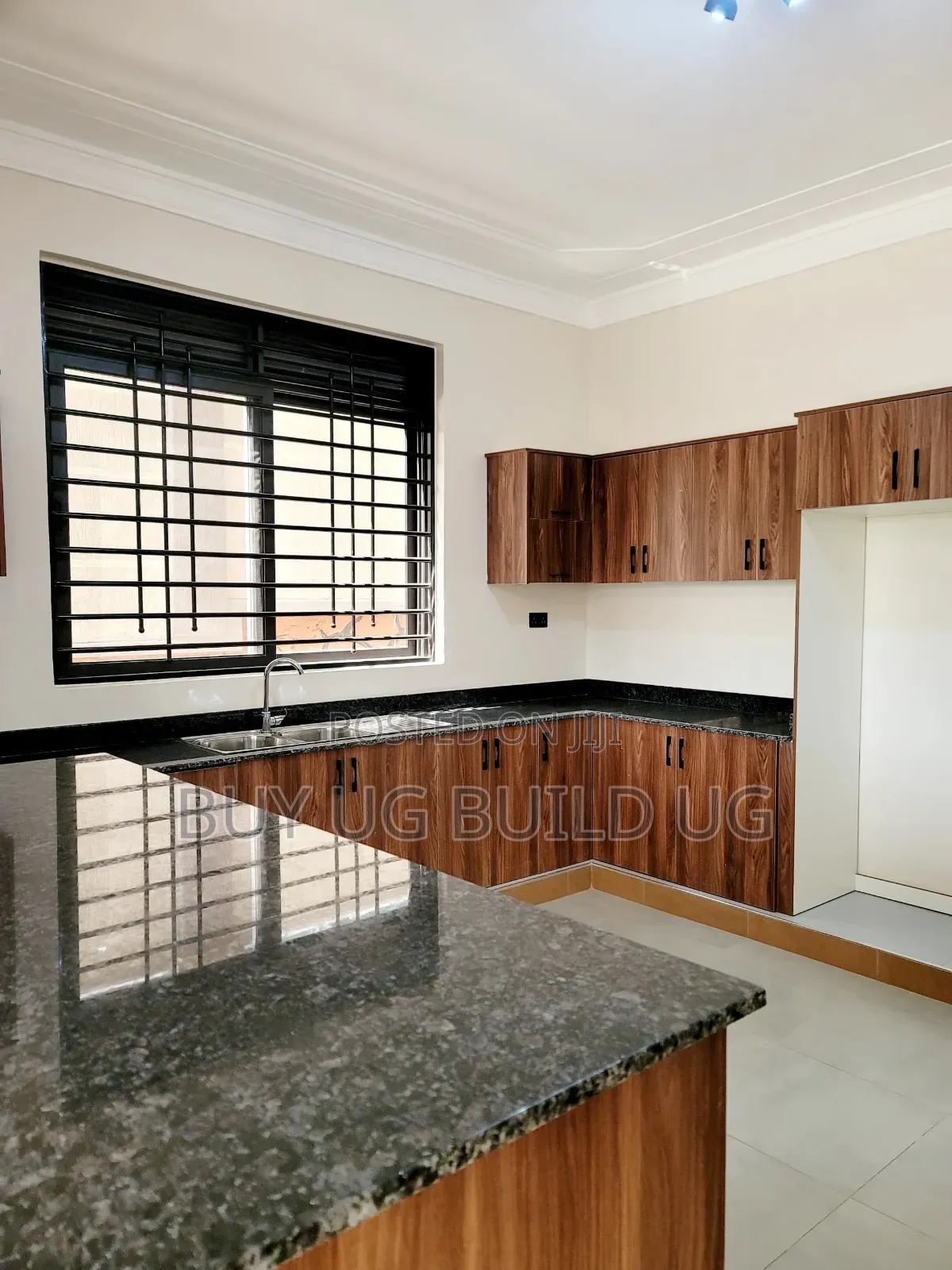 5bdrm Maisonette in Bwebajja Entebe Road, Central Division for sale