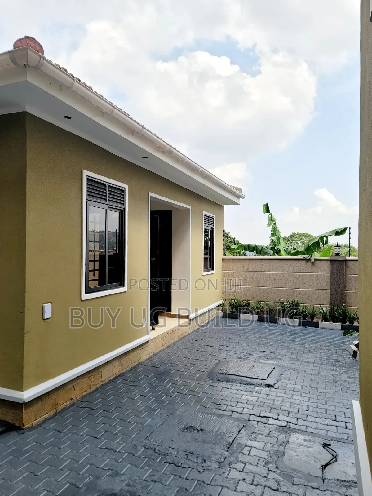 5bdrm Maisonette in Bwebajja Entebe Road, Central Division for sale