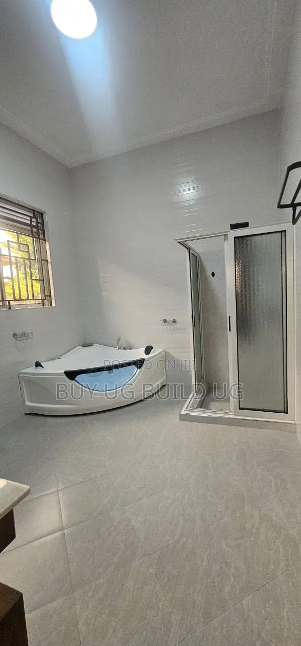 5bdrm Maisonette in Lubowa Entebe Road, Central Division for sale