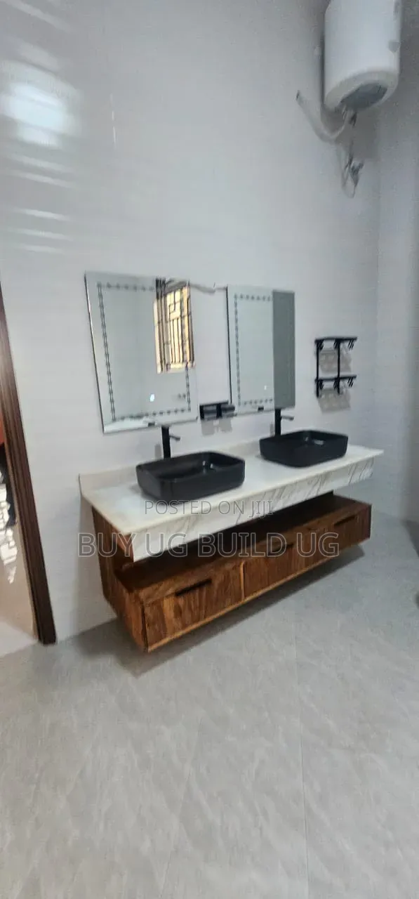 5bdrm Maisonette in Lubowa Entebe Road, Central Division for sale