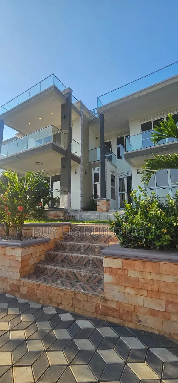 5bdrm Maisonette in Lubowa Entebe Road, Central Division for sale