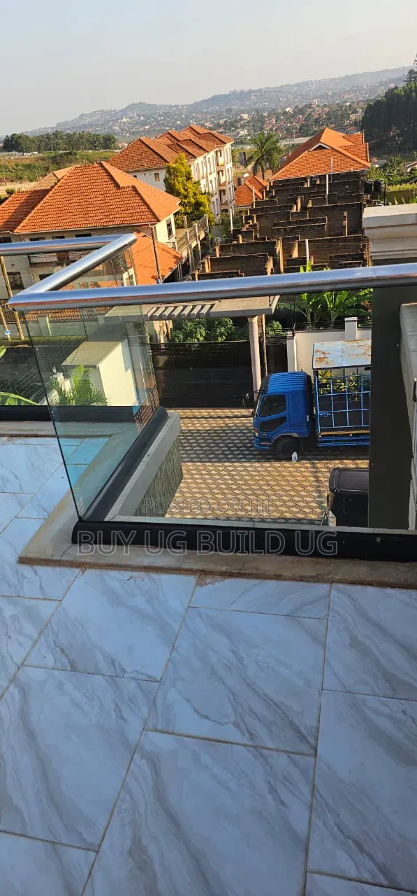 5bdrm Maisonette in Lubowa Entebe Road, Central Division for sale