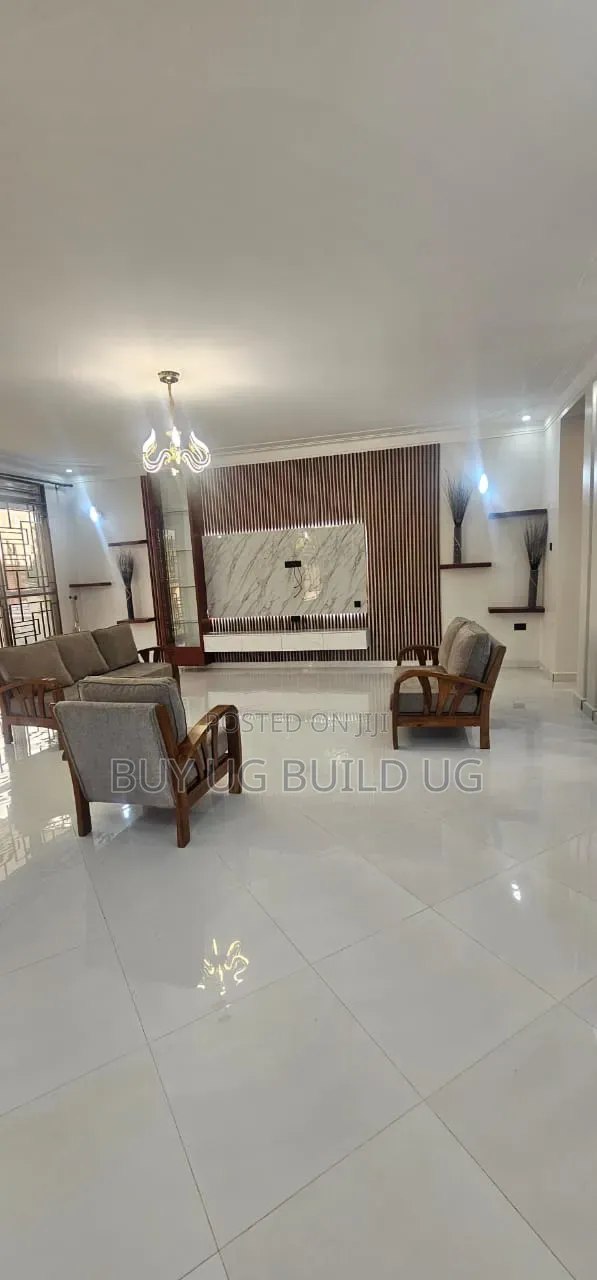 5bdrm Maisonette in Lubowa Entebe Road, Central Division for sale