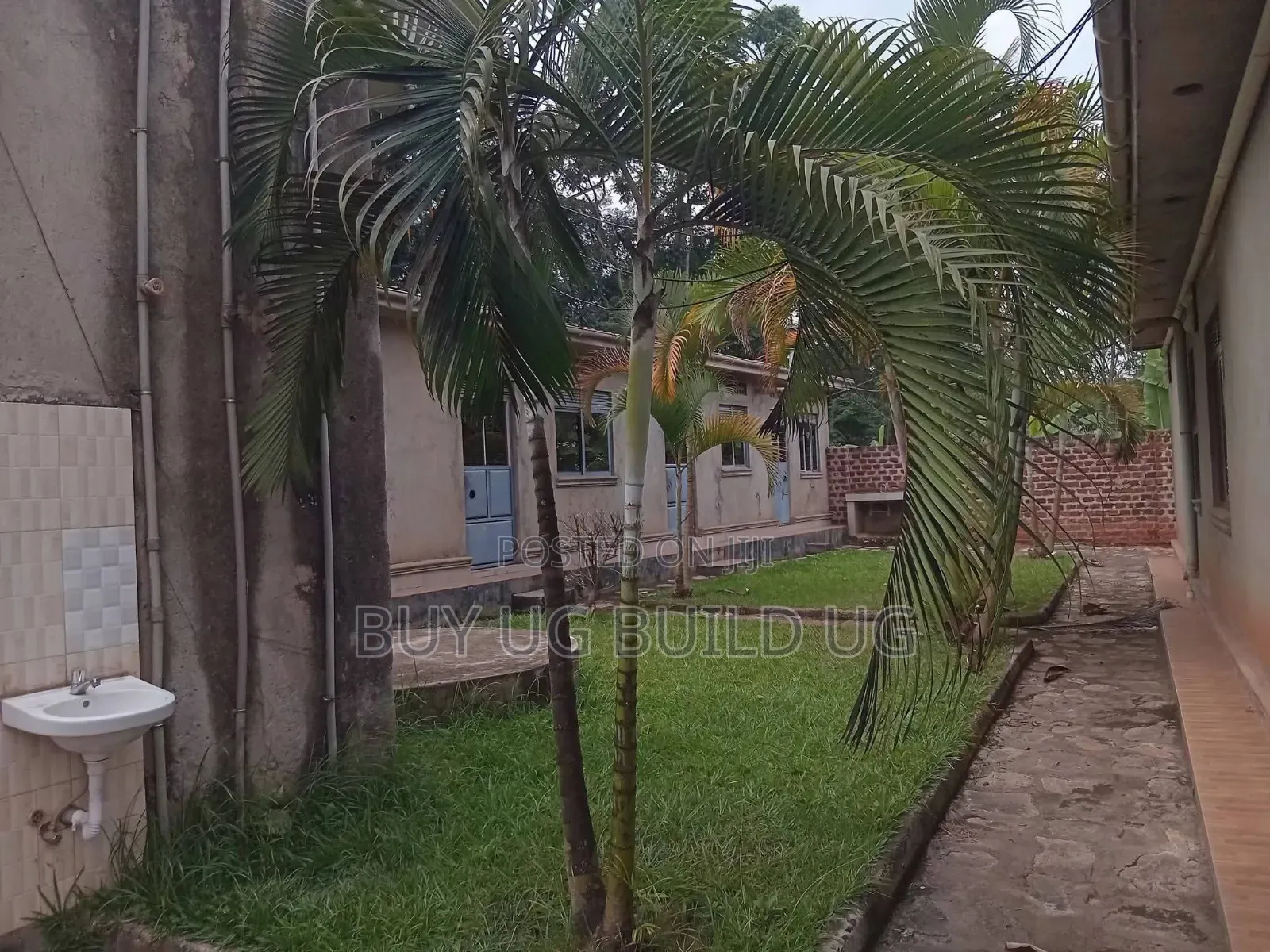 5bdrm Bungalow in Mukono Town for sale
