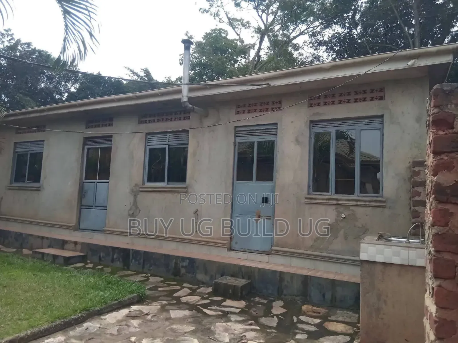 5bdrm Bungalow in Mukono Town for sale