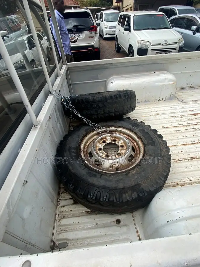 Nissan Hardbody 1990 White