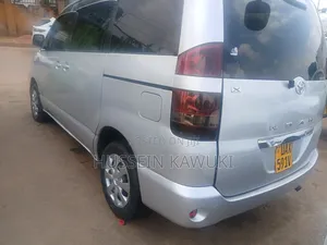 Toyota Noah 2004 Silver