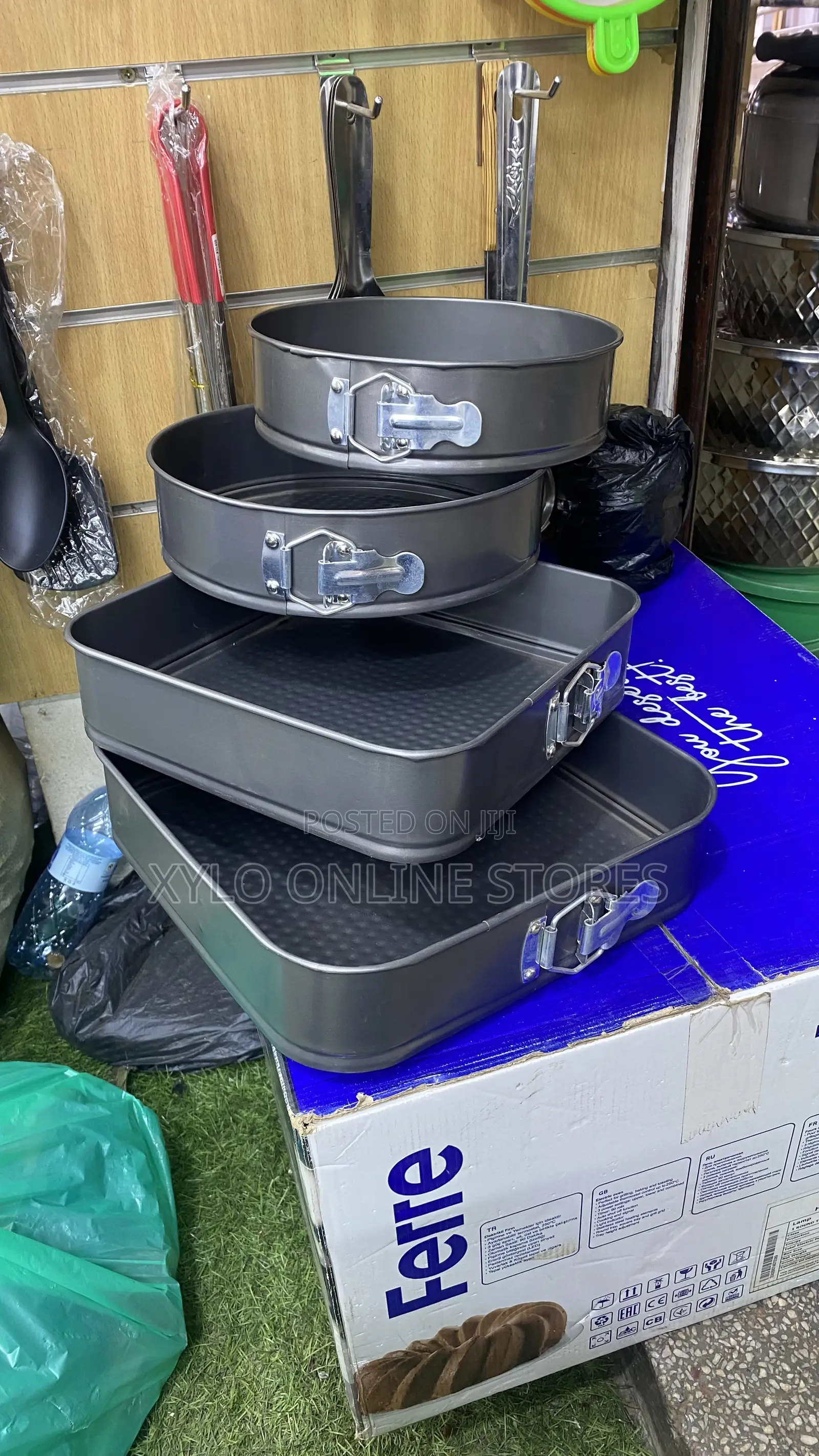 A Set of 4 Baking Cake Pans Black