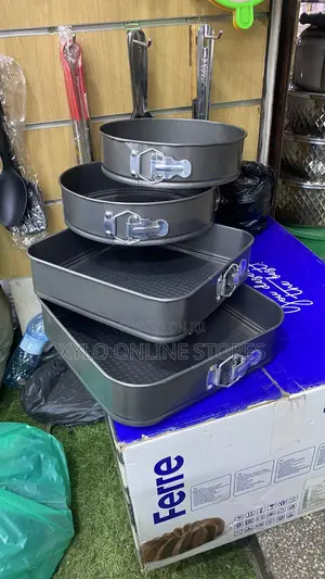 A Set of 4 Baking Cake Pans Black