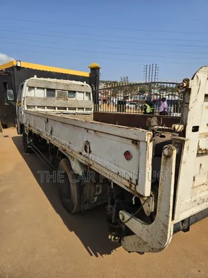 Isuzu Elf 250 Long Chasis Truck