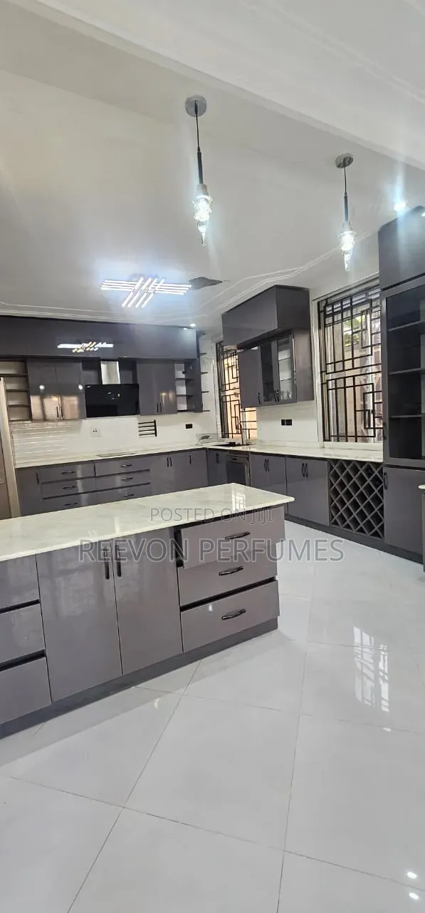 Furnished 5bdrm Block of Flats in Ssabagabo-Makindye for sale