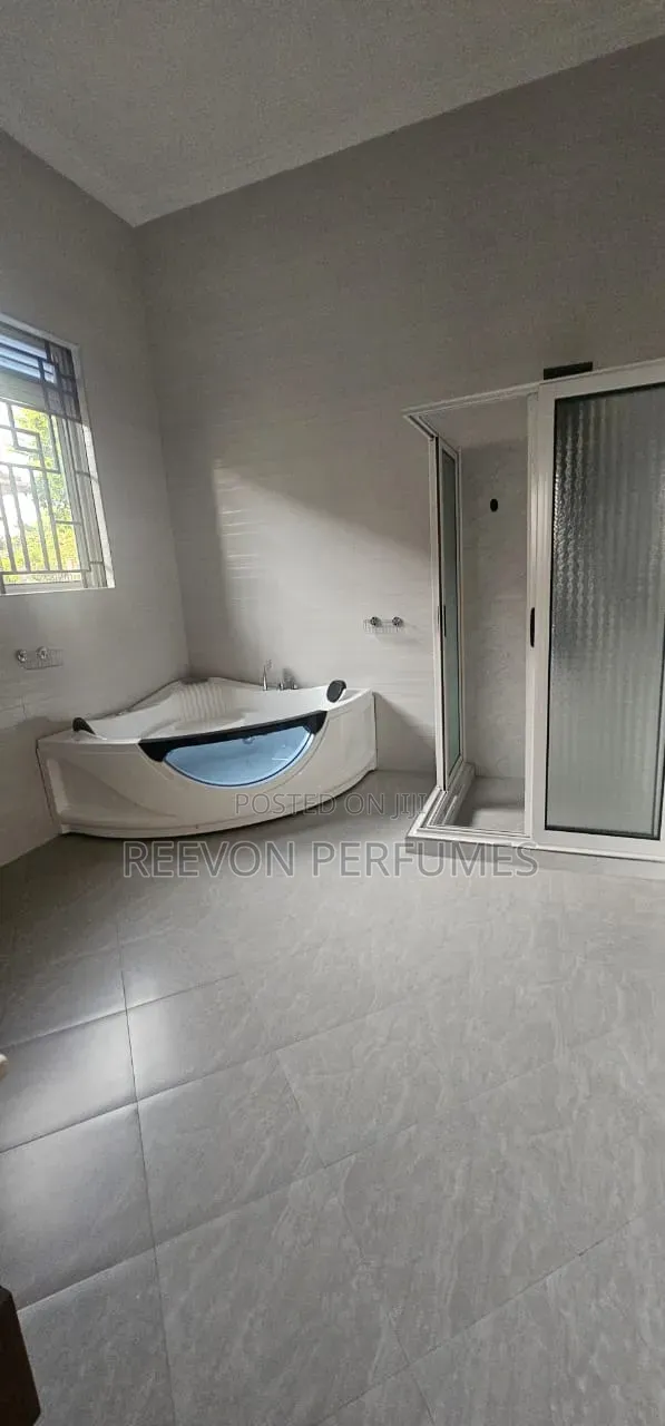 Furnished 5bdrm Block of Flats in Ssabagabo-Makindye for sale