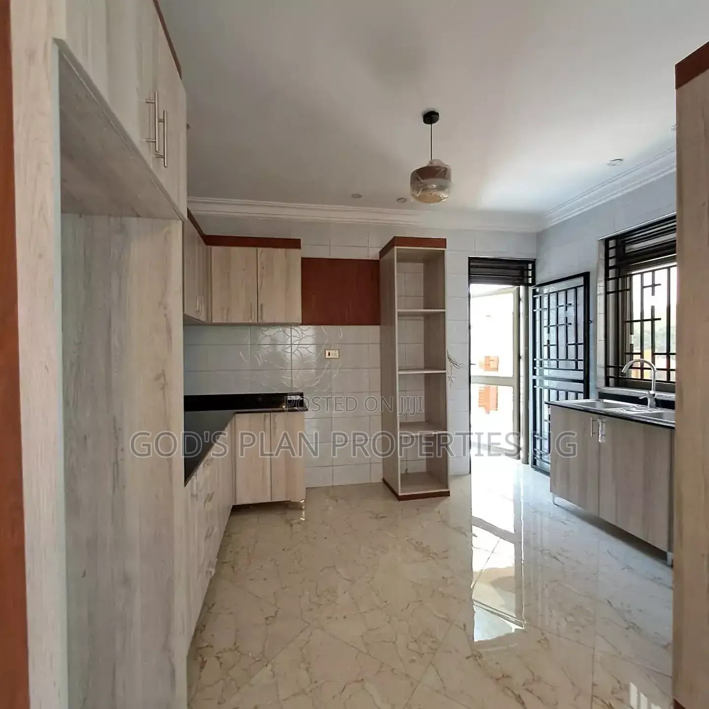 5bdrm Duplex in Kitintale Estate, Central Division for rent