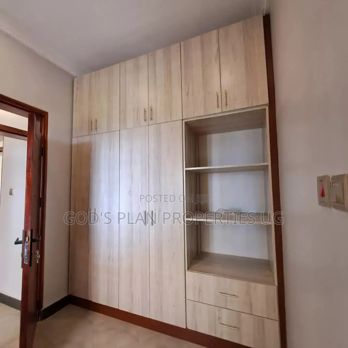5bdrm Duplex in Kitintale Estate, Central Division for rent