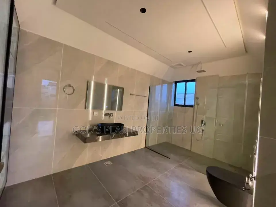 5bdrm Duplex in Kitintale Estate, Central Division for rent