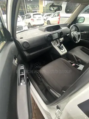 Toyota Corolla Rumion Hatchback 1.5 FWD 2010 White