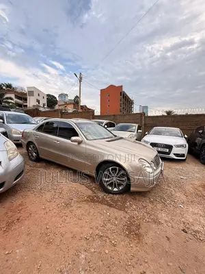 Mercedes-Benz E300 2008 Gold