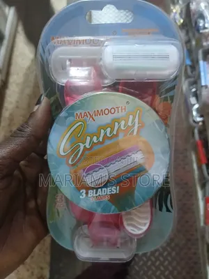 Disposable Razors for Women, Featuring a 3-Blade Design.