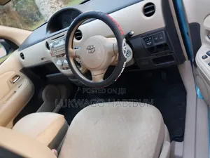 Toyota Sienta 2010 Purple