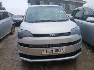 Toyota Porte 2010 Silver