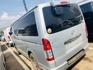 Toyota HiAce 2015 Silver