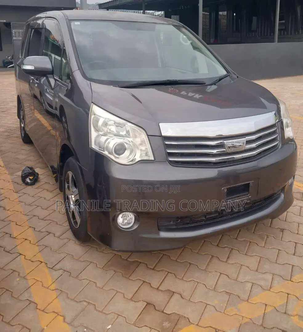 Toyota Noah 2013 Gray