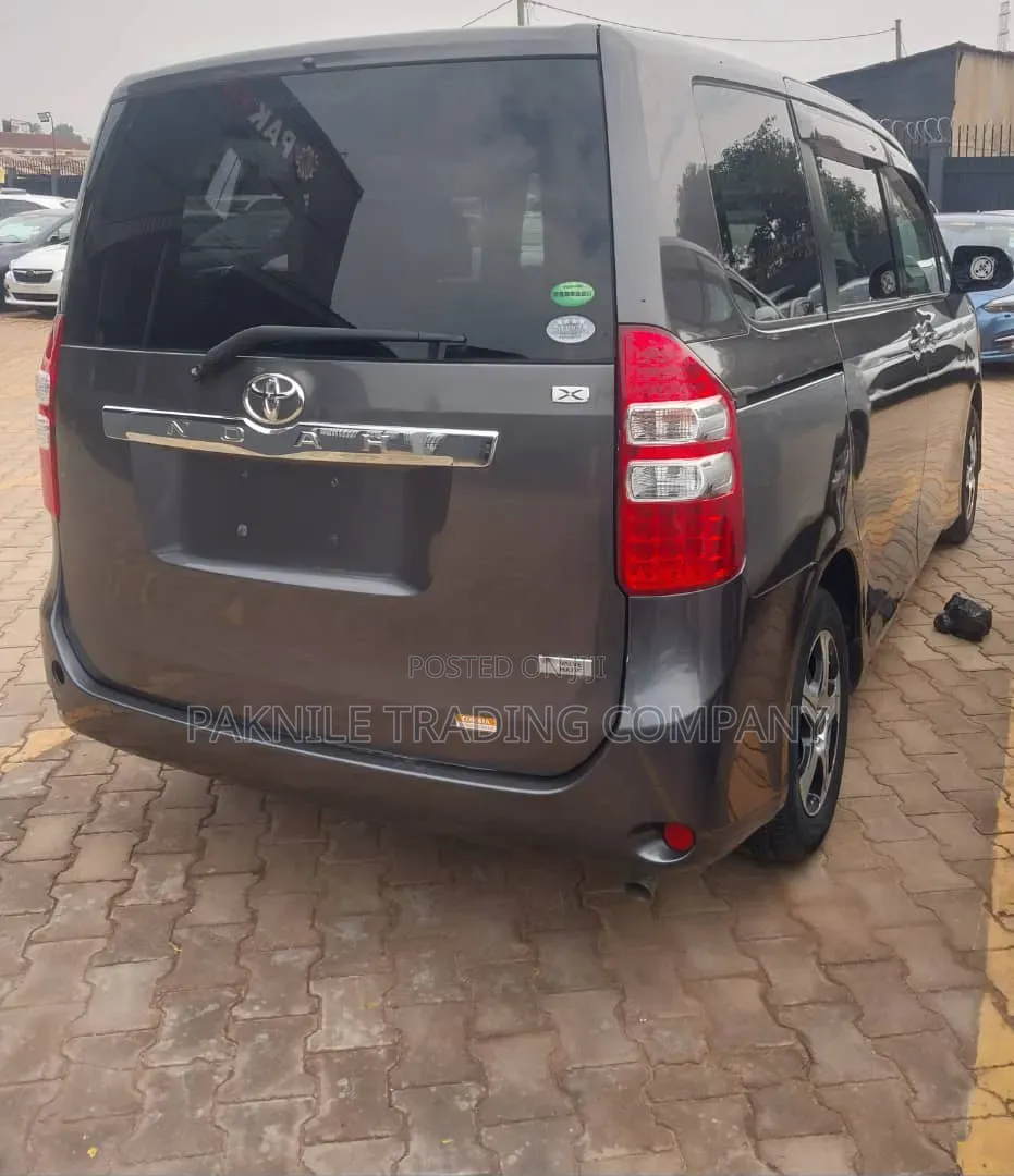 Toyota Noah 2013 Gray