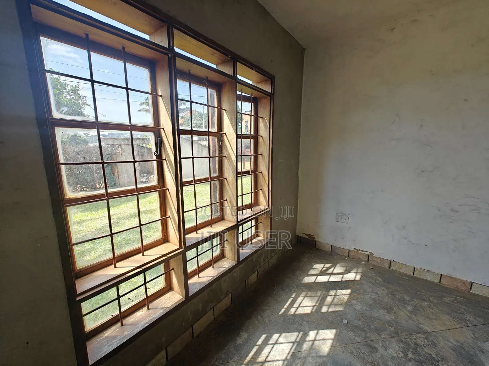 10bdrm House in Division A for sale
