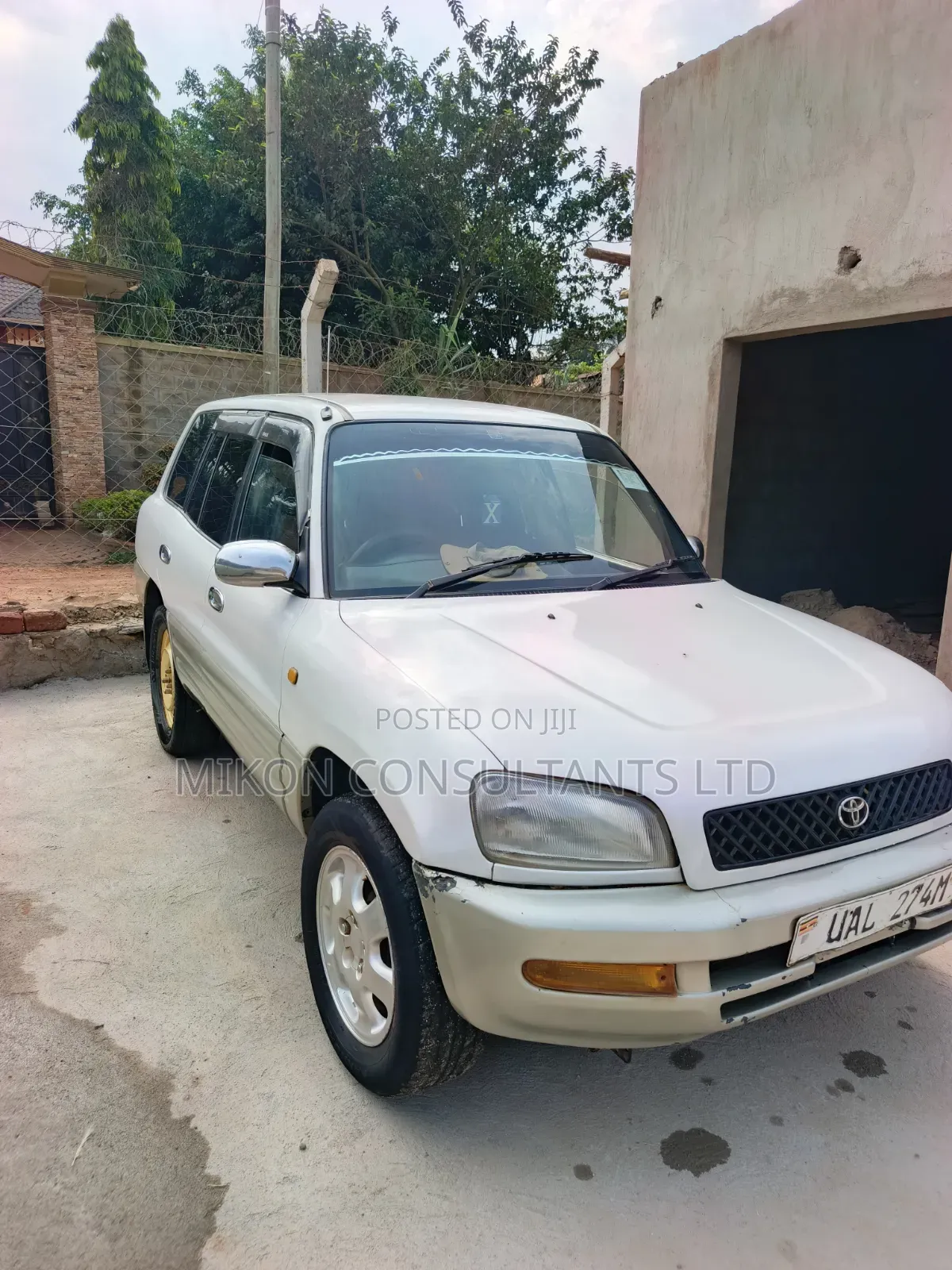 Toyota RAV4 Base FWD 1997 White