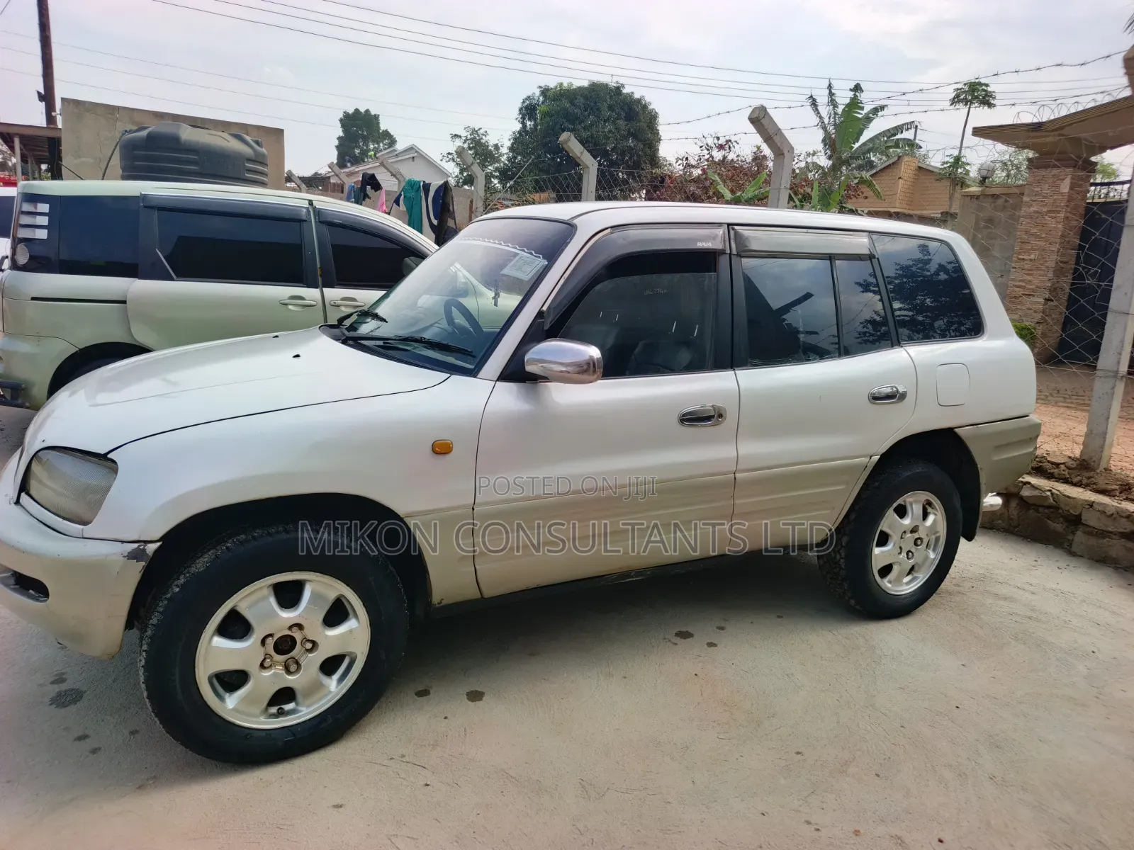 Toyota RAV4 Base FWD 1997 White