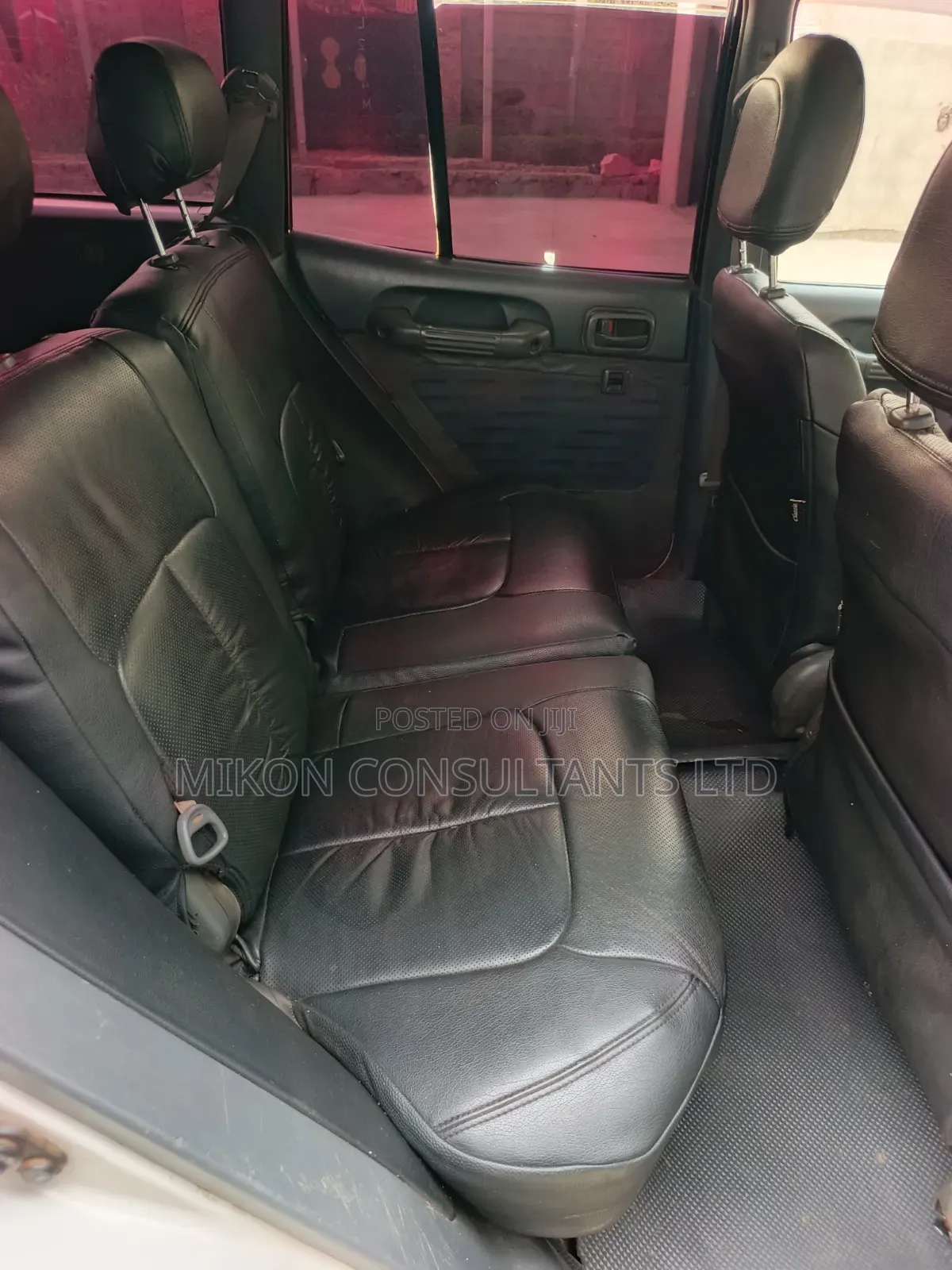 Toyota RAV4 Base FWD 1997 White